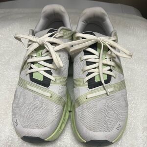 Oncloud Go athletic shoes